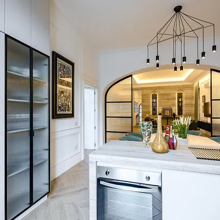 Apartment Chic Lifestyle *